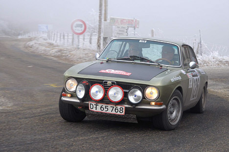 Bent Mikkelsen styrer sin Alfa Romeo gennem morgenens rimtåge på mandagens første specialetape i Rallye Monte-Carlo Historique, hvor han fik noteret en bedre tid end Lars Bækkelund.